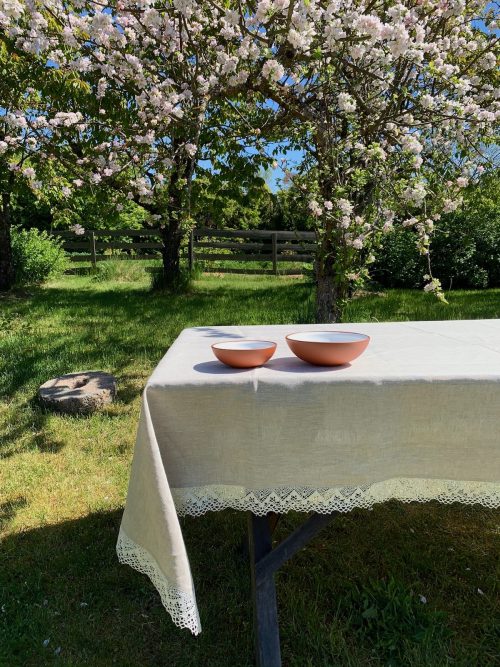 white-lace-tablecloth-pienene