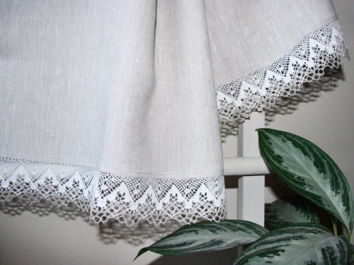 linen-runner-with-lace